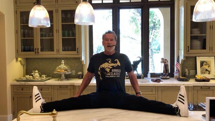 Video: Arnold Schwarzenegger presume su gran flexibilidad a los 72 años, pero...