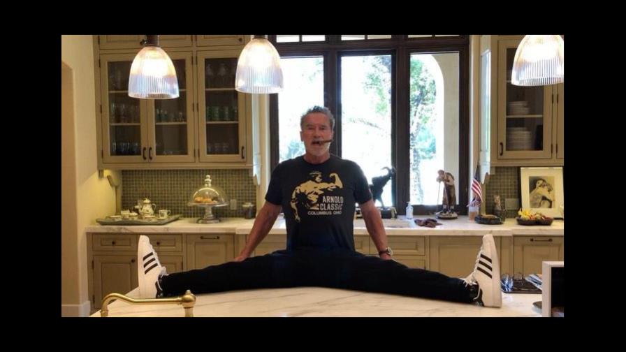 Video: Arnold Schwarzenegger presume su gran flexibilidad a los 72 años, pero...