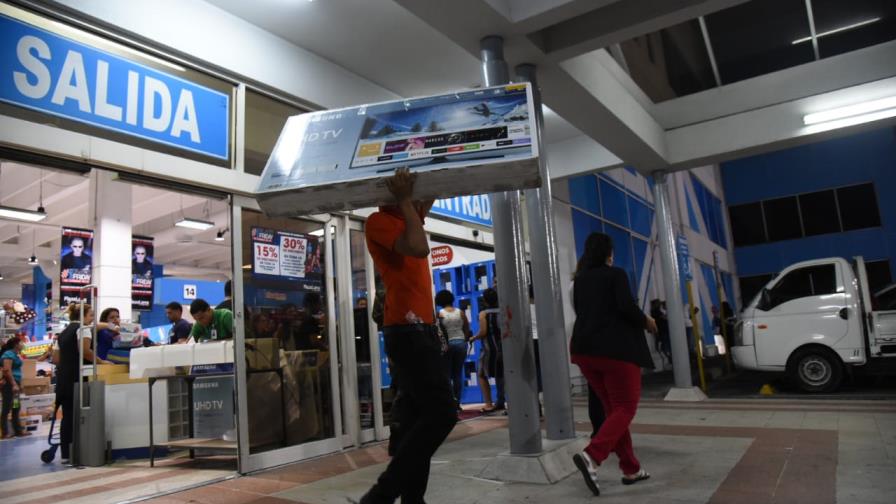 Víspera de Viernes Negro se observó dinámico en principales tiendas y plazas de la ciudad Víspera de Viernes Negro se observó dinámico en principales tiendas y plazas de la ciudad