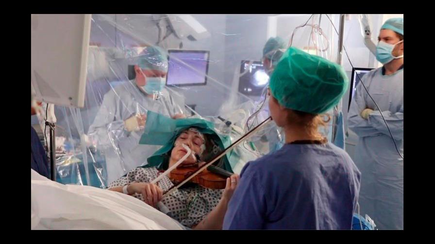 Para salvar sus manos, una violonista toca durante su operación de cerebro