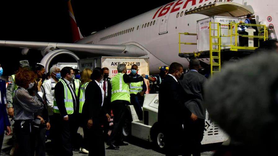 Llegan las 768,000 vacunas Sinovac desde China