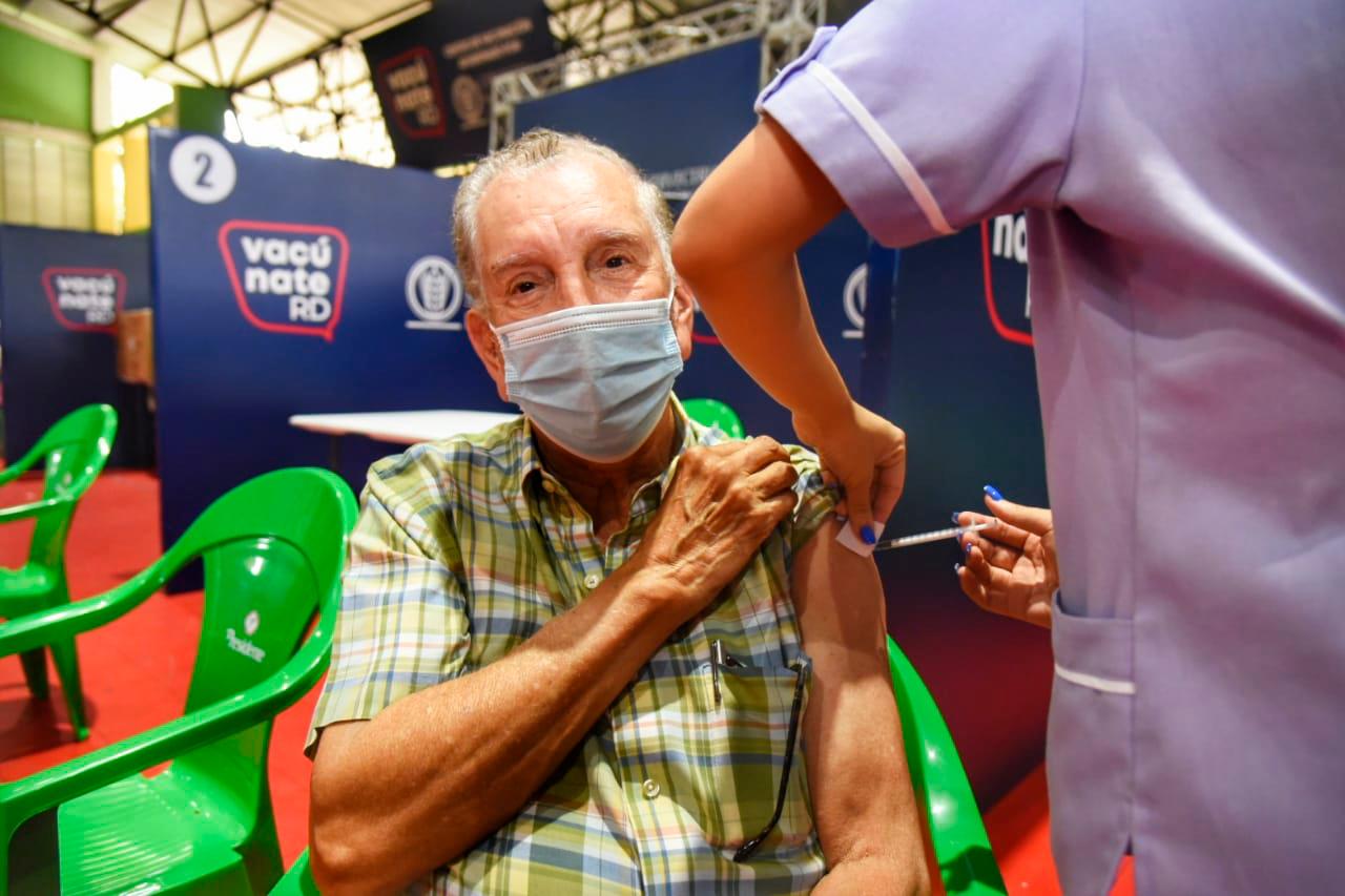 Hombre vacunándose contra el COVID-19.