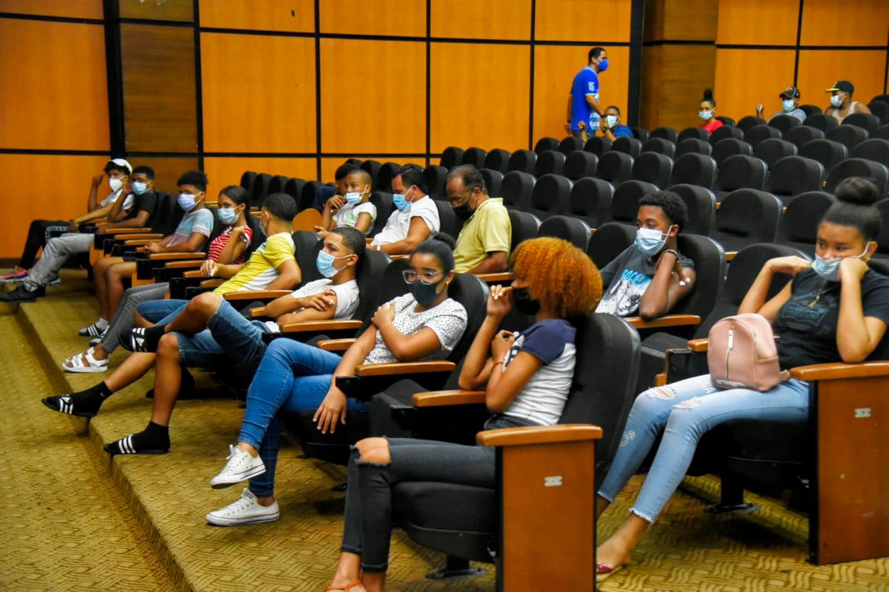 La mayor cantidad de personas que asisten al centro buscan el refuerzo de la vacuna. 