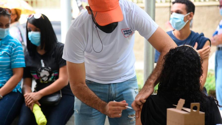 Se reactivan centros de vacunación contra el COVID-19  en Santiago