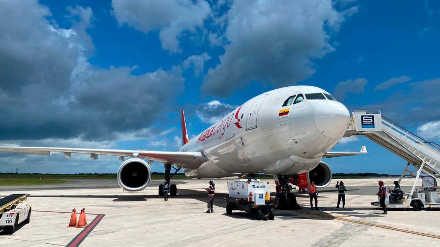 Arriba a territorio dominicano lote con 77,600 dosis de la vacuna de AstraZeneca