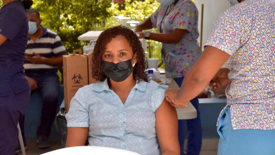 Proceso de vacunación contra el COVID-19 avanza de forma lenta este martes 
