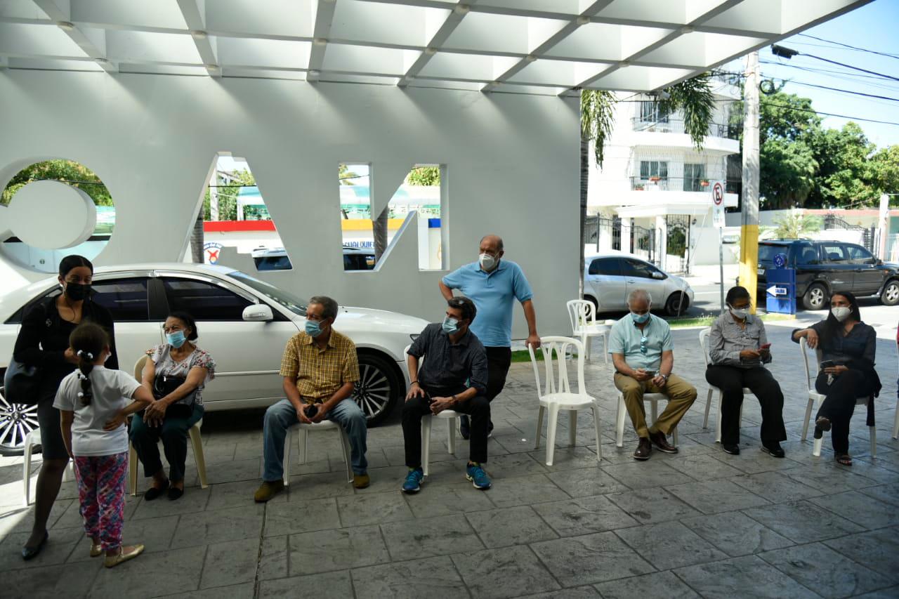 Cientos de personas ya se han vacunado en el centro de vacunación contra COVID-19 que se ha instalado en el Club Deportivo Naco.