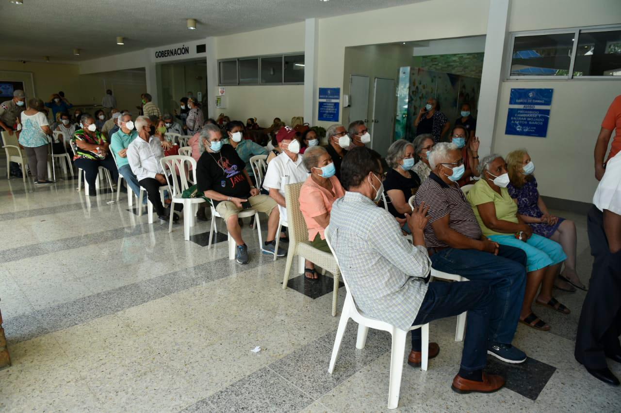 En el lugar continnuaron vacunando solo a las personas mayores de 70 años.