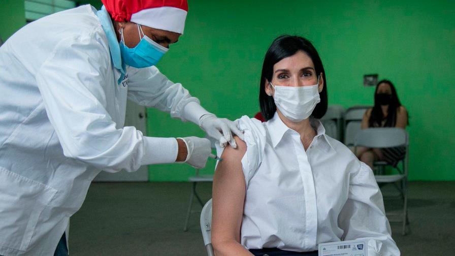 Pese a que sus anticuerpos “están bien altos”, primera dama se colocará tercera dosis esta semana 