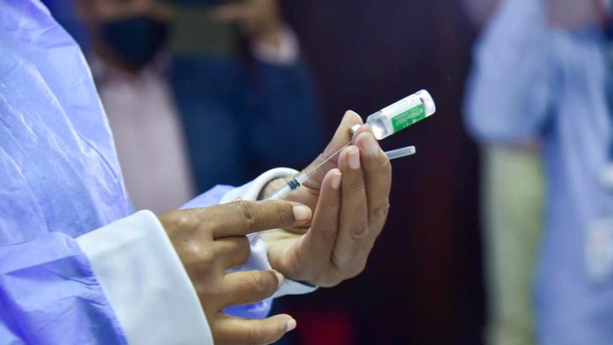 Este jueves vacunarán contra el COVID-19 a personal médico de primera línea de El Seibo