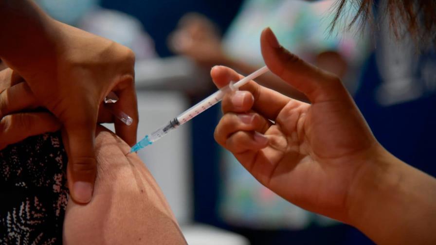 Personas acuden a centros de vacunación por segunda dosis de Pfizer 