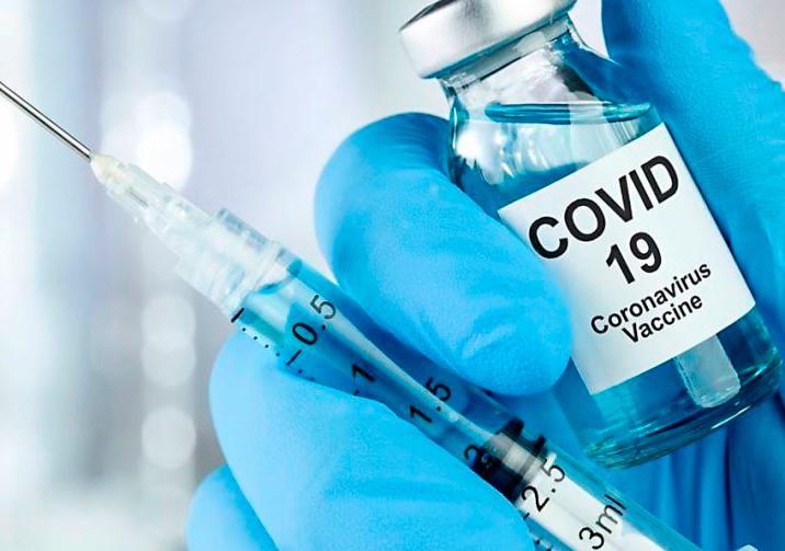 Jóvenes se visten como abuelas para vacunarse contra el COVID-19 en Florida