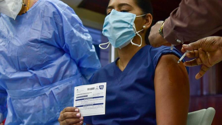 Salud Pública vacuna 80 integrantes del personal de primera línea del hospital Moscoso Puello