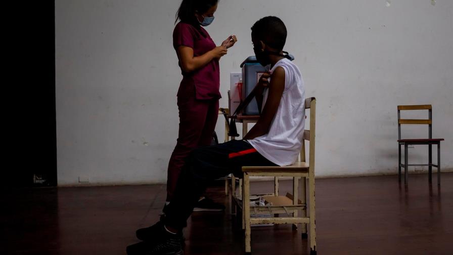 Autoridades de salud aprueban vacunación a niños de entre cinco y once años