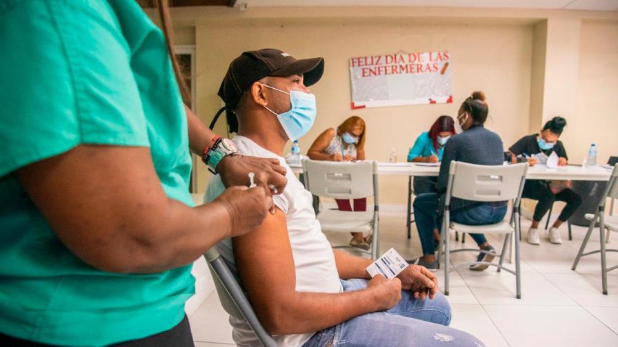 Vacunados y positivos al COVID-19; especialistas advierten sobre descuido en la población 