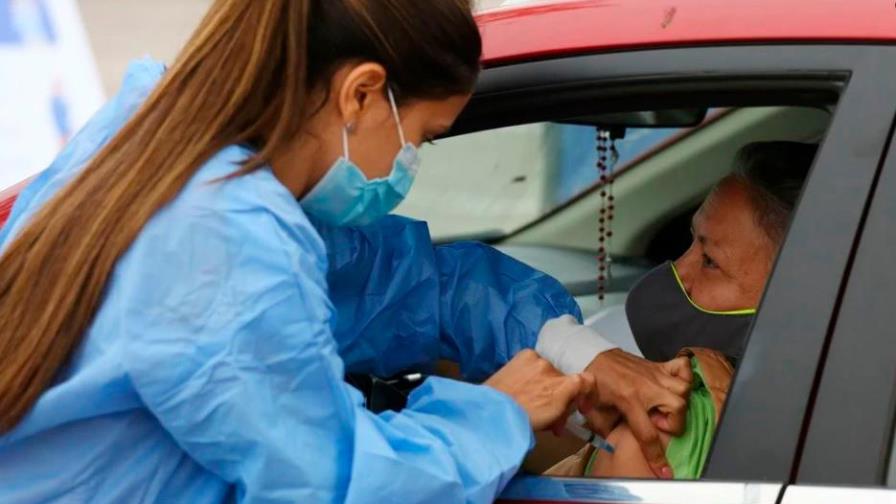 Gobierno estrena vacunar contra el COVID-19 dentro de vehículos