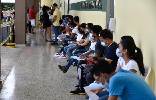 Centros de vacunación del Distrito Nacional fueron abarrotados este domingo
