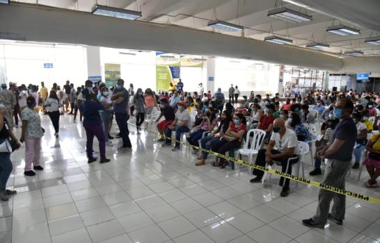 Centros de vacunación del Distrito Nacional fueron abarrotados este domingo