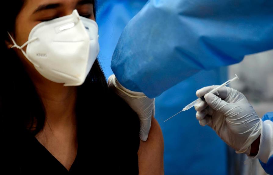 Denuncian retiro de viáticos al personal que trabaja en centros de vacunación en Santiago