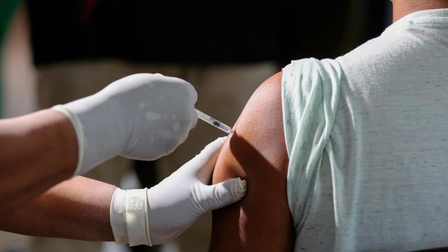 Autoridad Sanitaria francesa recomienda la tercera dosis solo a vulnerables