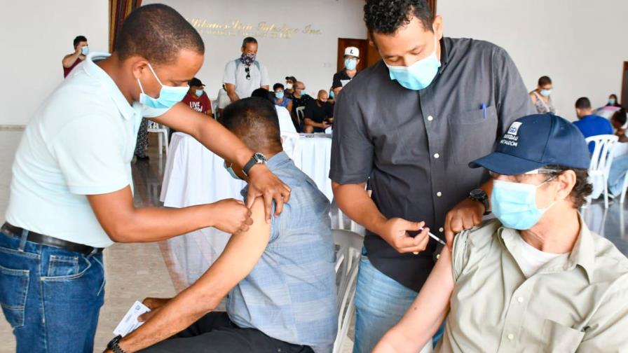 Vacunan contra COVID-19 a pacientes con defensa afectada