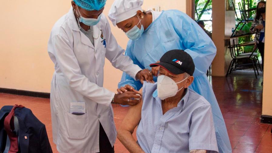 La PUCMM también suspende vacunación contra el COVID-19