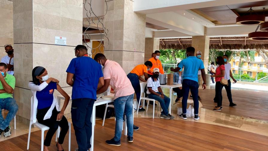 El 50 % de los empleados turísticos de La Romana se ha vacunado contra el COVID-19