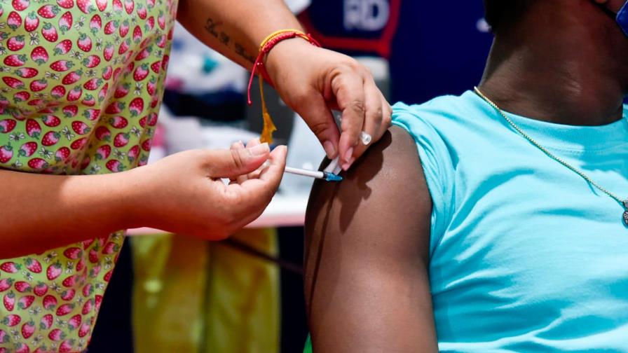Aumenta la cantidad de personas que buscan tercera dosis de vacuna contra el COVID-19 