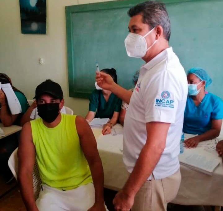 Vacunan contra el coronavirus  a 800 reos de la cárcel de El Seibo