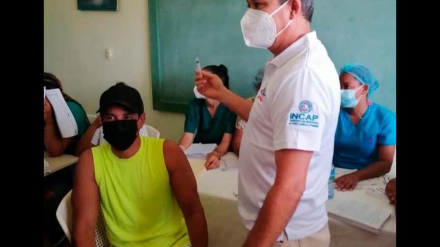 Vacunan contra el coronavirus  a 800 reos de la cárcel de El Seibo