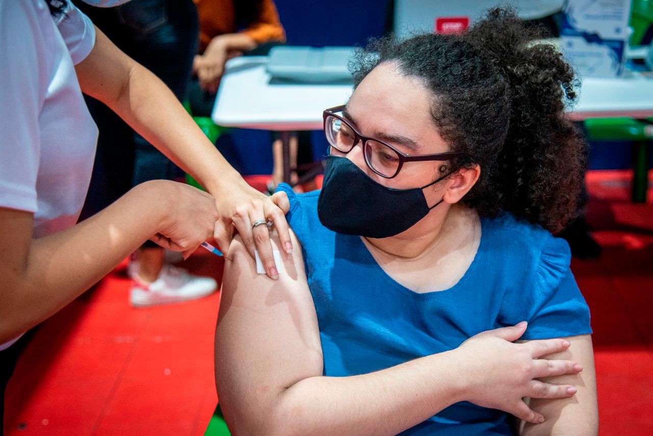 Un personal de la salud vacuna a una ciudadana. 