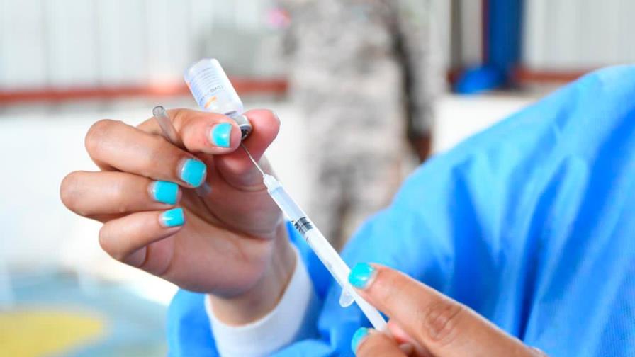 EE.UU. redobla esfuerzos para vacunar a los escépticos y en las zonas rurales