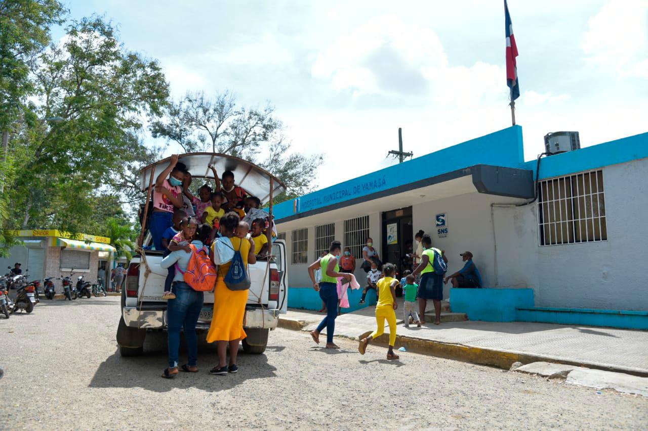 Adultos y niños bajando de un vehículo en Hospital de Municipal de Yamasá para recibir vacuna contra difteria, este 13 de abril de 2021.