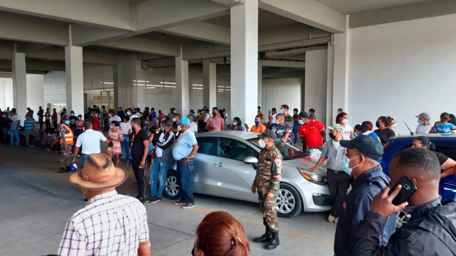 Ciudadanos llenan también estaciones del Metro y Teleférico de Santo Domingo para vacunarse Ciudadanos llenan también estaciones del Metro y Teleférico de Santo Domingo para vacunarse