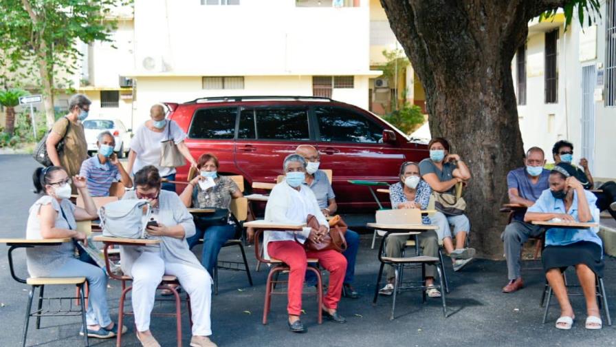 A quienes les corresponda segunda dosis el jueves pueden ir a vacunarse hoy o mañana en la UASD A quienes les corresponda segunda dosis el jueves pueden ir a vacunarse hoy o mañana en la UASD