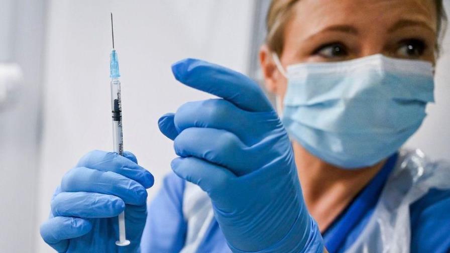 Comienza vacunación contra COVID-19 en farmacias de EEUU mientras los casos disminuyen