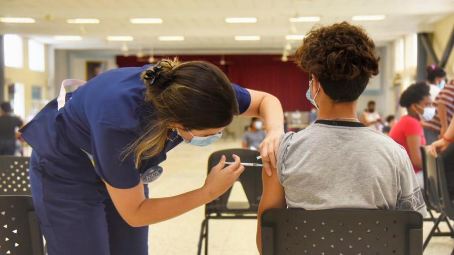 Adolescentes continúan asistiendo masivamente a jornadas de vacunación 