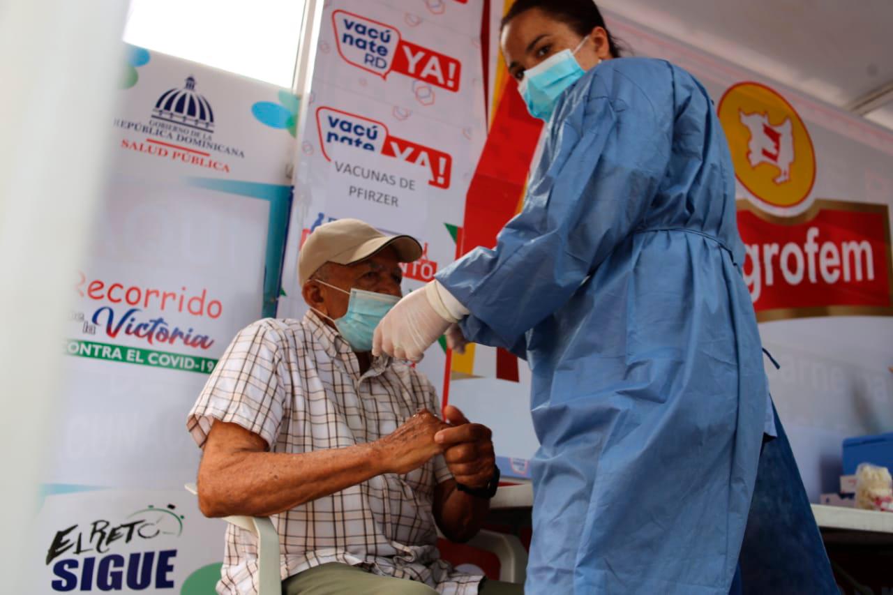 Una persona es vacunada en uno de los puestos desplegados en Santiago este sábado. Fuente externa