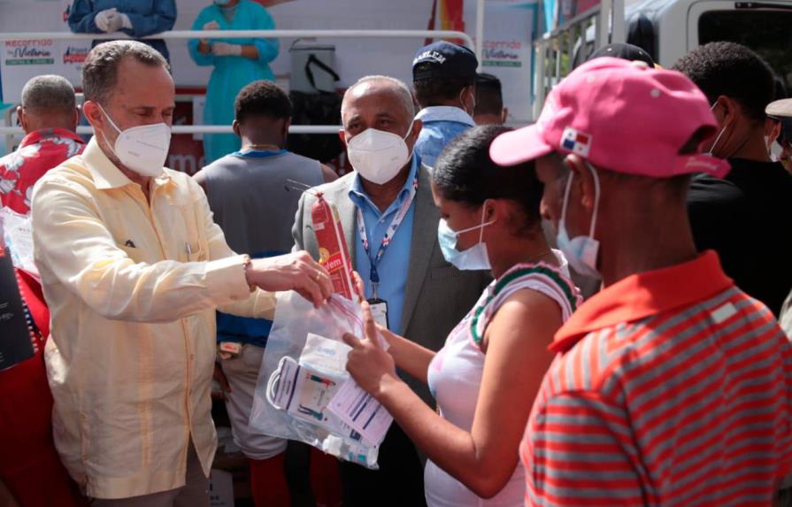 Salud Pública reparte salami, mosquiteros y mascarillas a vacunados en Santiago y atrae multitudes