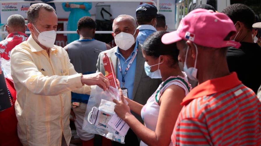 Salud Pública reparte salami, mosquiteros y mascarillas a vacunados en Santiago y atrae multitudes