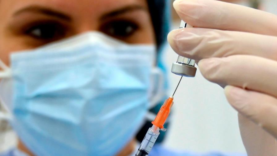 Recomiendan el uso de la vacuna de AstraZeneca en Canadá a mayores de 65 años