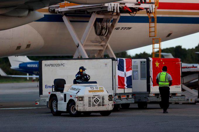 Despega de China hacia RD avión con 2 millones de vacunas contra el COVID-19