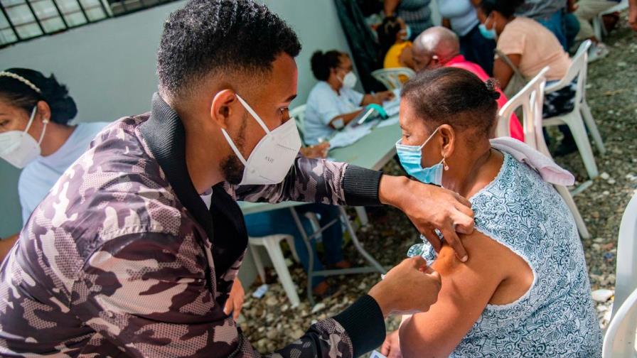 RD rompe récord al vacunar contra el COVID-19 a 160 mil personas en un día
