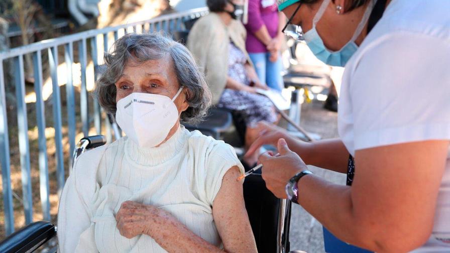 Más de la mitad de la población de América ha sido vacunada contra COVID-19, según la OPS
