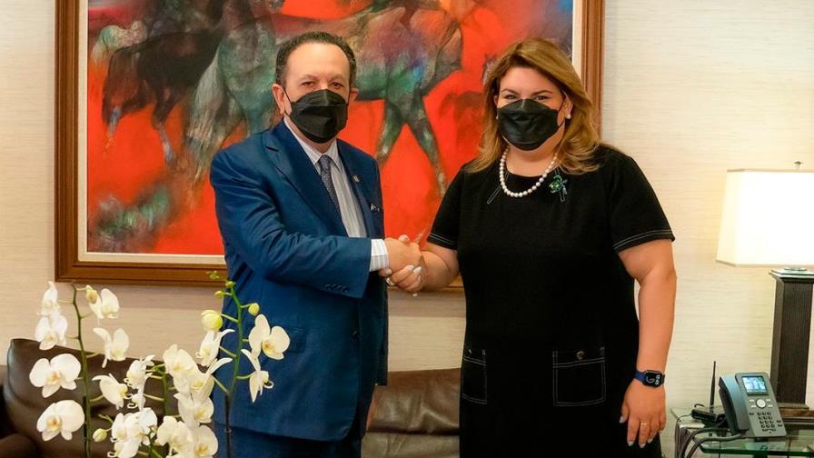 Gobernador del Banco Central recibe a congresista de EEUU 