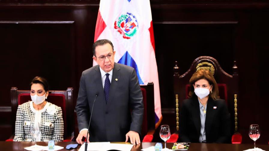 Valdez Albizu afirma que se proyecta recibir 4.9 millones de turistas extranjeros al cierre de este año
