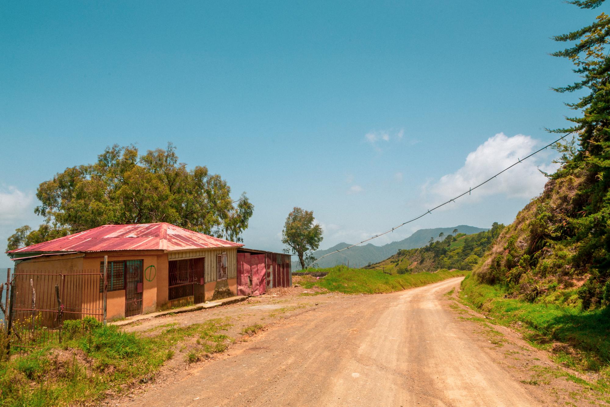 Un tubo para regar sembradíos cruza la carretera que conecta Ocoa con Constanza por el Parque Nacional Valle Nuevo.