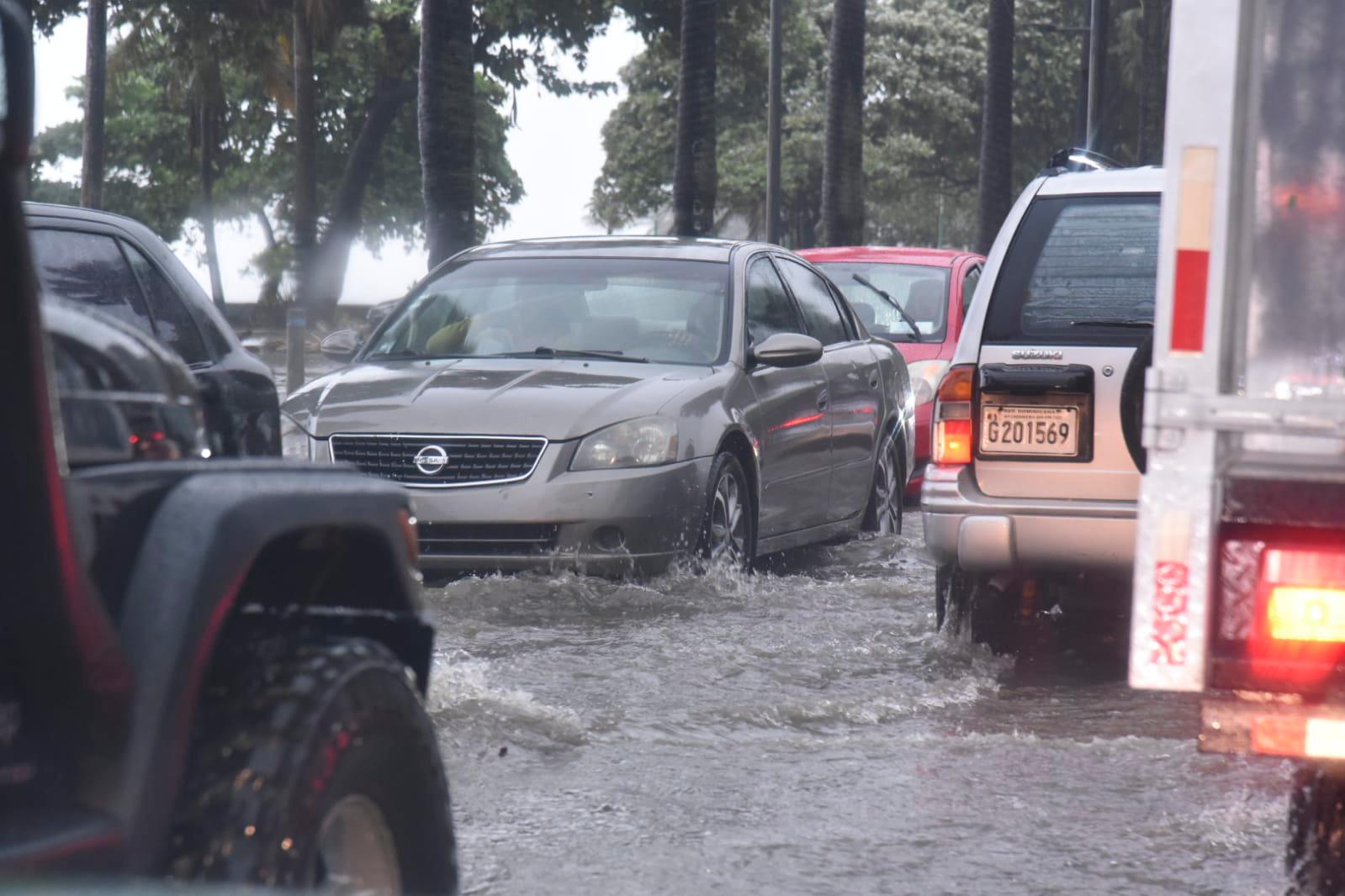 El tránsito por el Malecón se mantiene avanzando con lentitud debido a la acumulación de agua.