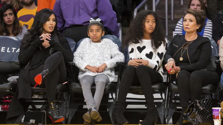 Viuda de Kobe arremete contra demanda legal de su madre