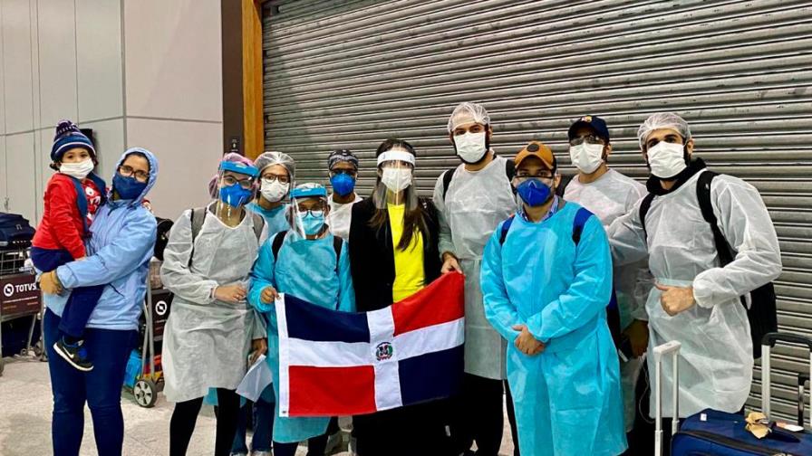 Llegan 20 estudiantes y misioneros dominicanos estaban varados en Brasil y Guatemala